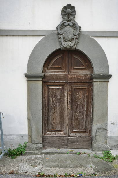 Antica porta con stemma a Trassilico